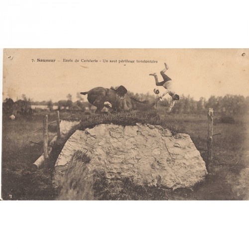 CPA Saumur "Ecole de Cavalerie"un Saut Périlleux CPA Saumur "Ecole de Cavalerie"un Saut Périlleux