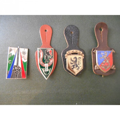 Lot de 4 insignes Militaires 