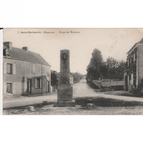 CPA St Berthevin "Route de Montjean"